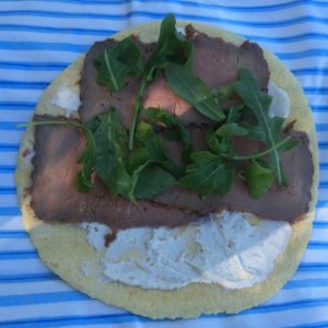 Tortilla mit Meerettich-Mousse, Roastbeef und Rucola